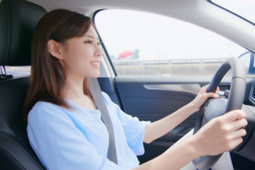 運転する女性