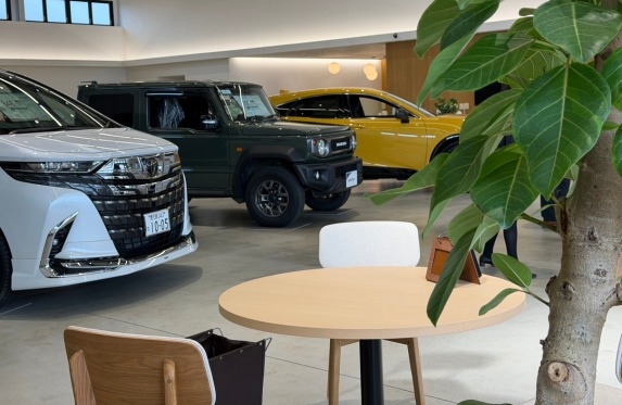 霧島市にある地域最大級展示車約２００台の大型展示場U-CarGARAGE霧島店商談スペース