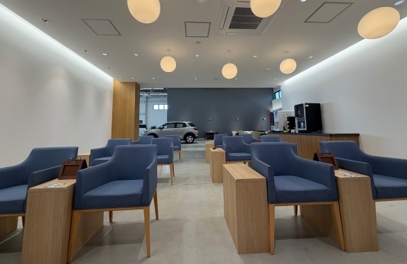 霧島市にある地域最大級展示車約２００台の大型展示場U-CarGARAGE霧島店休憩スペース